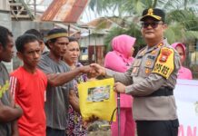Terapkan Program Polisi Baik, Polres Haltim Bagi Sembako untuk Korban Bencana