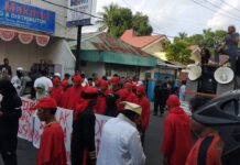 Bersama Massa Aksi, Dewan Adat Empat Kesultanan Kecam Cawe-Cawe Mendagri di Pilkada Maluku Utara