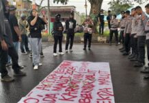 Protes Kecurangan Pilkada, Massa Aksi Sumbang Uang Sogok Kapolda Maluku Utara