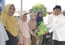 Bupati Haltim dan Ibu Borong Habis 650 Paket Sembako Murah Pemprov Untuk Warga