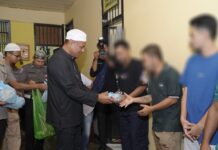 Sambangi Tahanan di Polres Tidore, Muhammad Sinen Bagi-bagi Takjil
