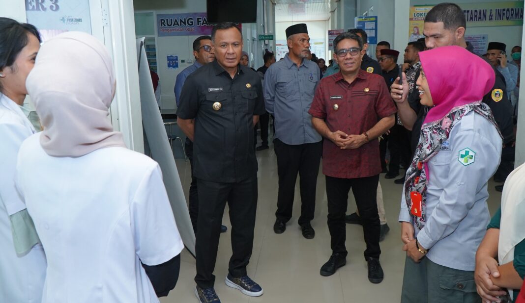 Walikota Tidore Kepulauan Muhammad Sinen, SE bersama Wakil Walikota Tidore Kepulauan Ahmad Laiman, S.Sos dan Sekretaris Daerah Ismail Dukomalamo, S.Pd, MM meninjau Puskesmas Soasio