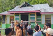 Geram Karteker Kades Tak Kunjung Datang, Warga Kusubibi Palang Kantor Desa