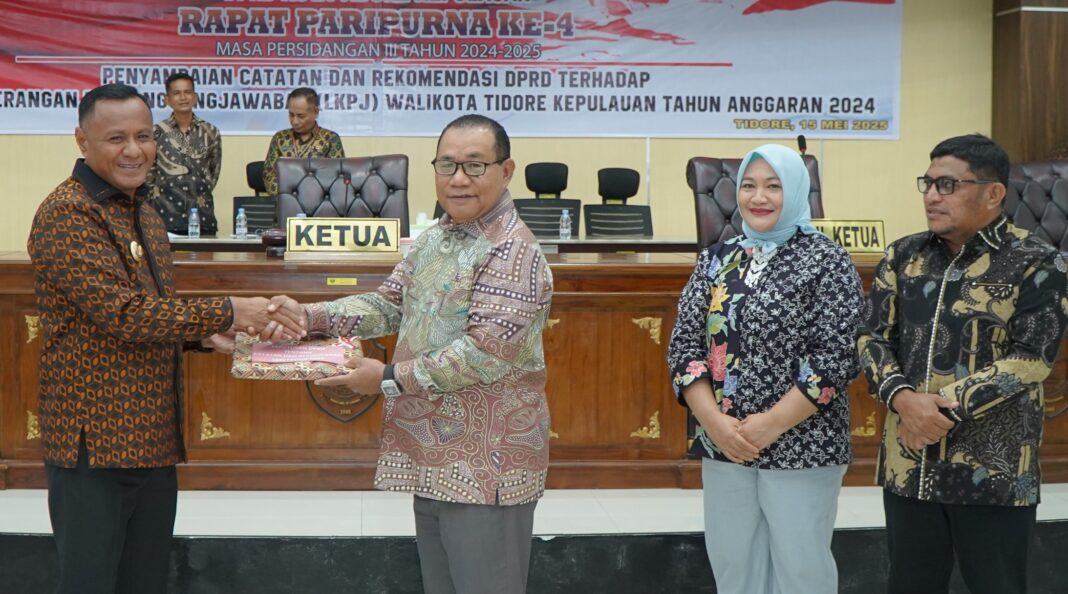 Penyerahan Catatan dan Rekomendasi DPRD terhadap LKPJ kepada Wali Kota Tidore Kepulauan
