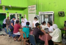 Mahasiswa Keperawatan Gelar Edukasi Ergonomi dan Penggunaan APD untuk Pekerja Bank Sampah di Depok