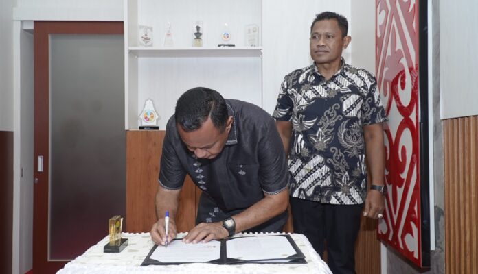 Wali Kota Tidore Kepulauan Muhammad Sinen, SE menandatangani nota kesepakatan terkait kerjasama di bidang pertanahan dengan Kantor Pertanahan Kota Tidore Kepulauan di ruang rapat kerja Wali Kota (3)