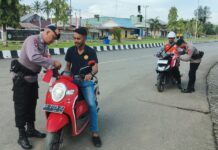 Jelang Perayaan Kemerdekaan, Brimob Bagi Bagi Bendera Merah Putih di Jalan Raya