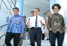 Hadiri Sidang Disertasi Bupati Halteng, Graal Taliawo: Pejabat Publik Harus Seorang Pembelajar