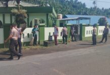 Polsek Ibu Bersama Warga Gelar Aksi Bersih Masjid Sambut Maulid Nabi