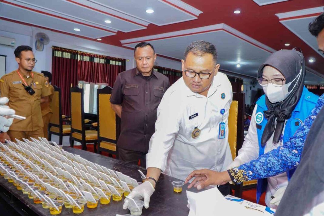 WalikotaTidoreKepulauanWakilWaliKotaKetuaDPRDBersamaSekretarisDaerahKotaTidoremelalukanTesUrinedanmemantausecaralangsungpelaksanaanpemeriksaanUrinebagiPPPKTahapIIdilingkunganPem