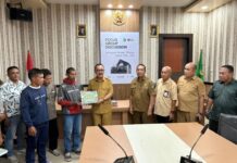 Bupati Halbar Serahkan Simbolis Dana Demplot Rp100 Juta ke Penerima Manfaat