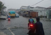 Luapan Air Ganggu Arus Lalu Lintas di Bastiong Karance