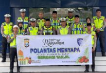 Satlantas Polres Halbar Berbagi Takjil, Tebar Kepedulian di Bulan Suci Ramadan