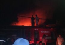 Breaking News: Si Jago Merah Mengamuk di Bastiong, Damkar Berjibaku Padamkan Api