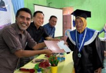 Sekda Haltim Hadiri Wisuda Sekolah Lansia Tangguh, Tekankan Lansia Bukan Beban Melainkan Aset Daerah