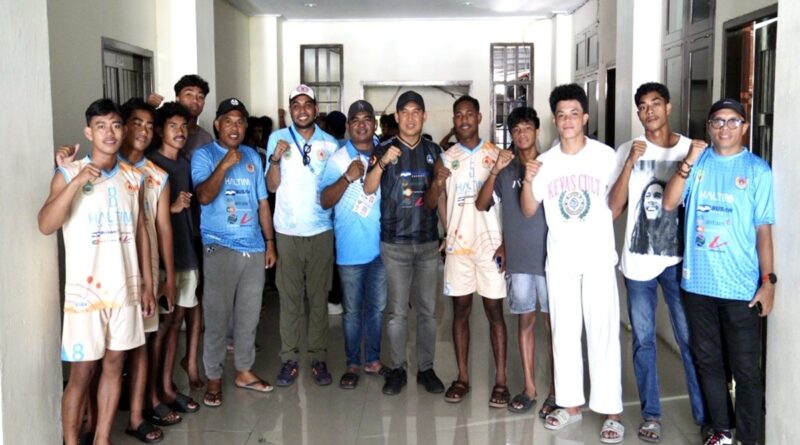 Ketua KONI Haltim bersama para Atlet di Porprov Malut