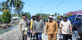 Bupati Haltim Tinjau Banjir Dorolamo–Martana Jaya, Siapkan Penanganan Jangka Panjang